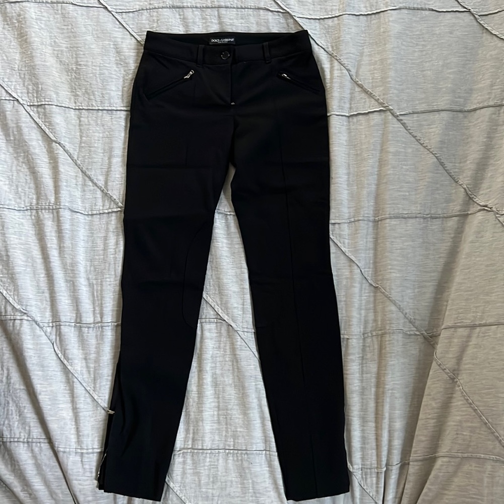 Black ankle pants.